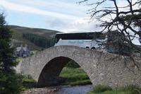 Gairnshiel Brig - schwebt der Hinterreifen schon? 