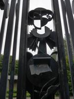 Zaun mit Themen aus der Legende von St. Mungo