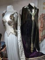 Gewänder in Vitrinen - hier mit Distelorden