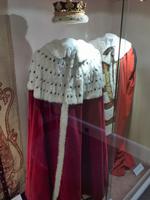 Gewänder in Vitrinen 