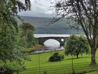 Blick vom Inverary Castle auf  alte Steinbrücke