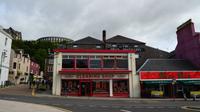 0257 Oban Distillery und Craigs Tower