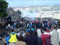 Die Ein-Uhr-Kanone feuert auf Edinburgh Castle