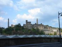 Blick von Edinburghs Innenstadt hinauf