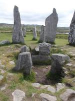 Großsteingrab inmitten der Standing Stones of Callanish