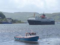 Einlaufen einer Fähre in den Hafen von Oban