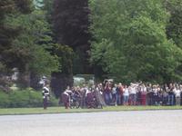 Parade der Blair Atholl Highlanders vor ihrer Burg
