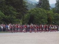 Parade der Blair Atholl Highlanders vor ihrer Burg