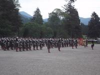 Parade der Blair Atholl Highlanders vor ihrer Burg