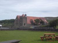 Stadthalle und Kirche von Port Ellen