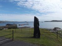 Menhir im Hafen von Jura