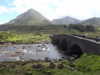 Brücke von Sligachan, Skye, mit Blick zu den Cuillin-Bergen