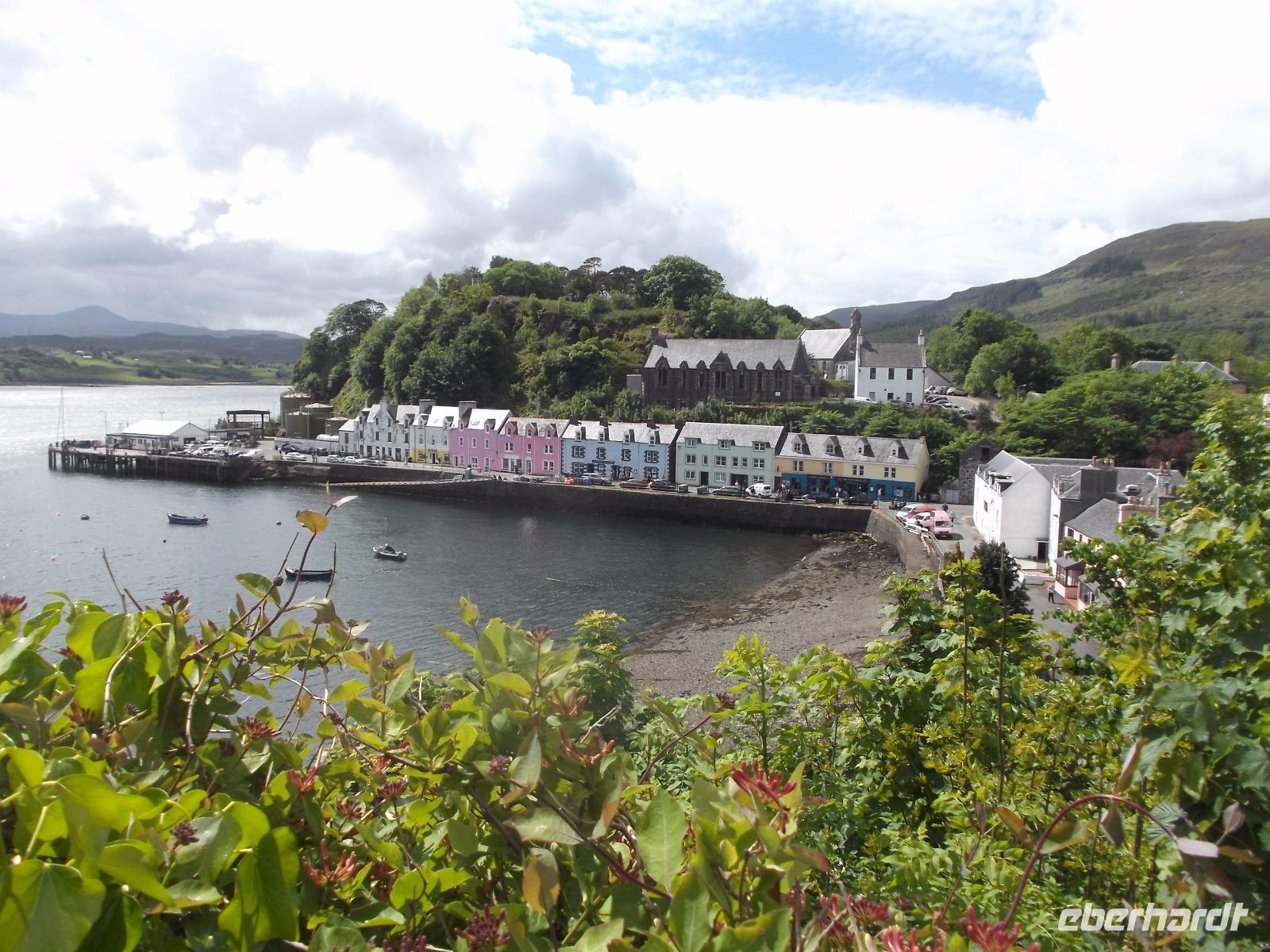 Blick zum Hafen von Portree, Skye