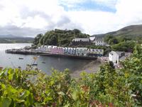 Blick zum Hafen von Portree, Skye