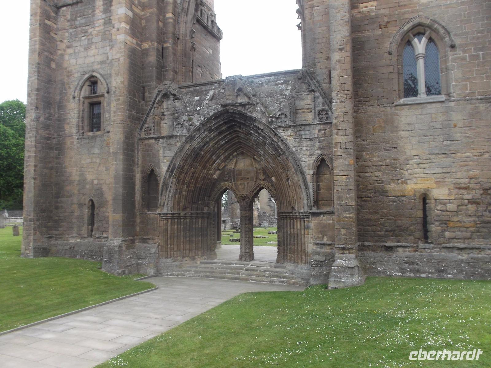 Elgin, Kathedralenruine, Turmfront und Eingangsportal