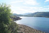 Loch nan Uamh (Loch der Höhlen), hier soll sich Bonnie Prince Charly vor seinen Häschern versteckt haben und an Bord eines franz. Schiffes gegangen sein.