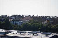 Zwischen moderner Bebauung die Ruinen des Arbeia Roman Fort mit Rekonstruktion einer römischen Toranlage und einer Kaserne