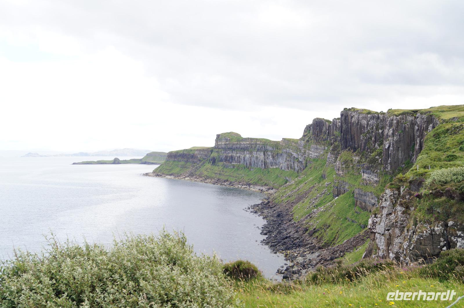 Basaltsäulen auf Durness Limestone (Kalkstein), Skye 