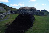 Gearrannen Black Houses (Lewis) mit Torfvorrat