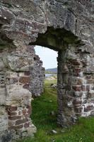 Ardvreck Castle, gesehen durch das Calda House 