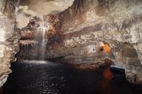 Der Wasserfall des Allt Smoo stürzt in die Smoo Cave