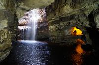 Der Wasserfall des Allt Smoo stürzt in die Smoo Cave