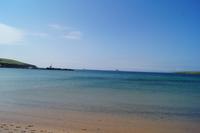 Scapa Beach, im Hintergrund Plattformen 