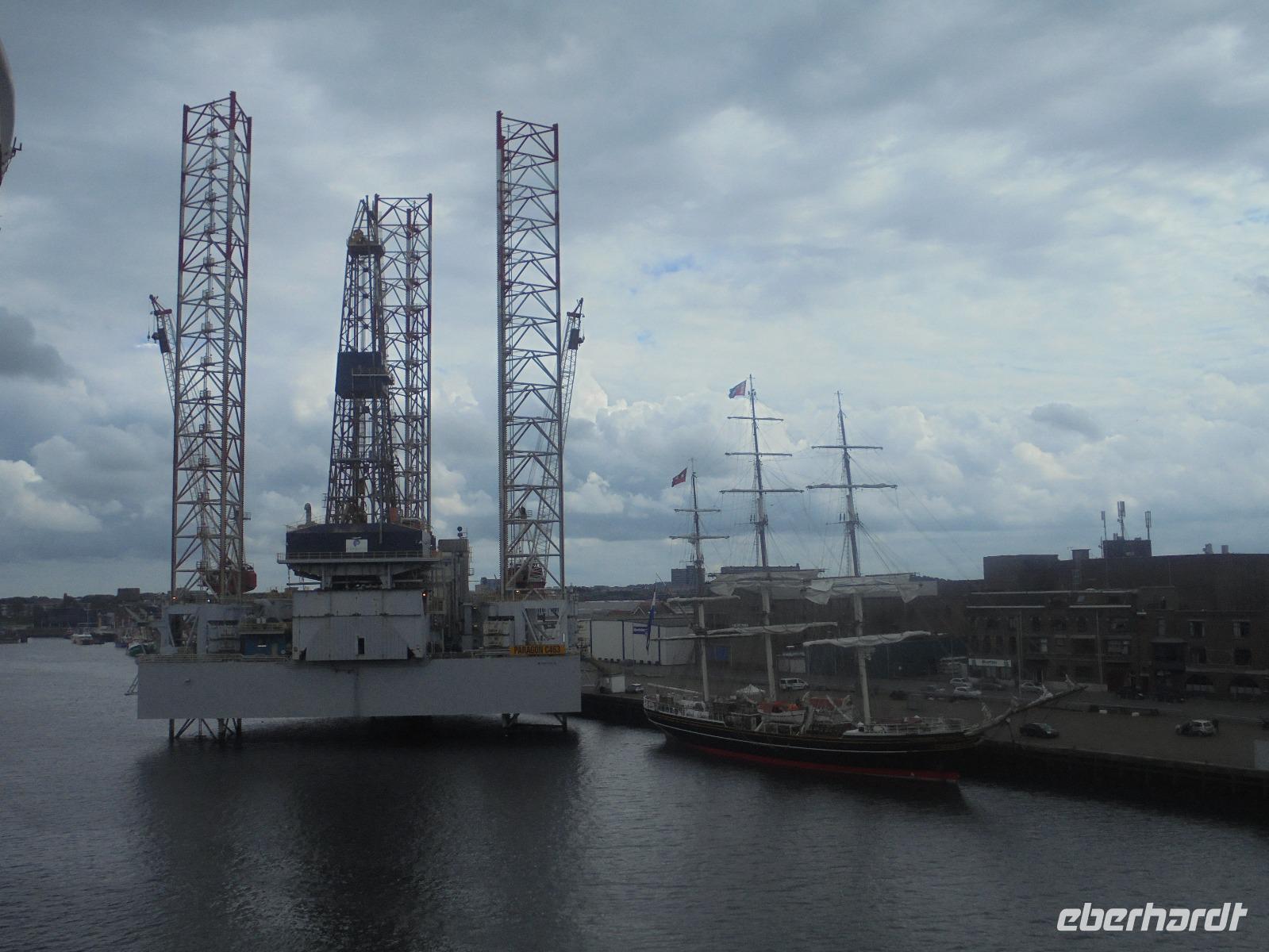 Bohrinsel im Hafen vomn Ijmuiden