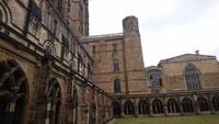 Im Klosterhof der Durham Cathedral