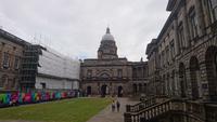 In den Universitätsgebäuden von Edinburgh unterwegs