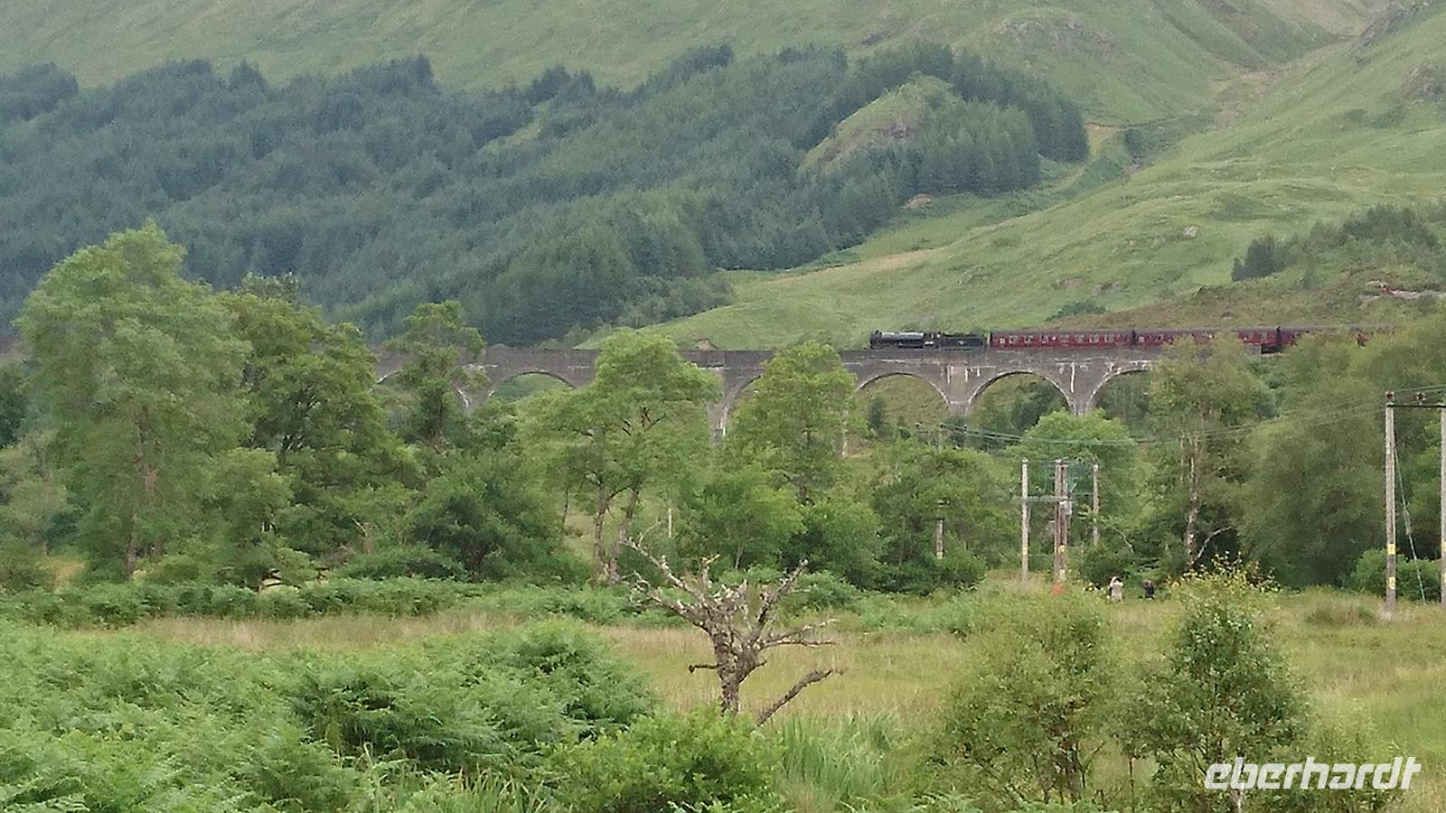 The jacobite auf dem Glenfinnan Viadukt am Loch Shiel