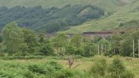 The jacobite auf dem Glenfinnan Viadukt am Loch Shiel