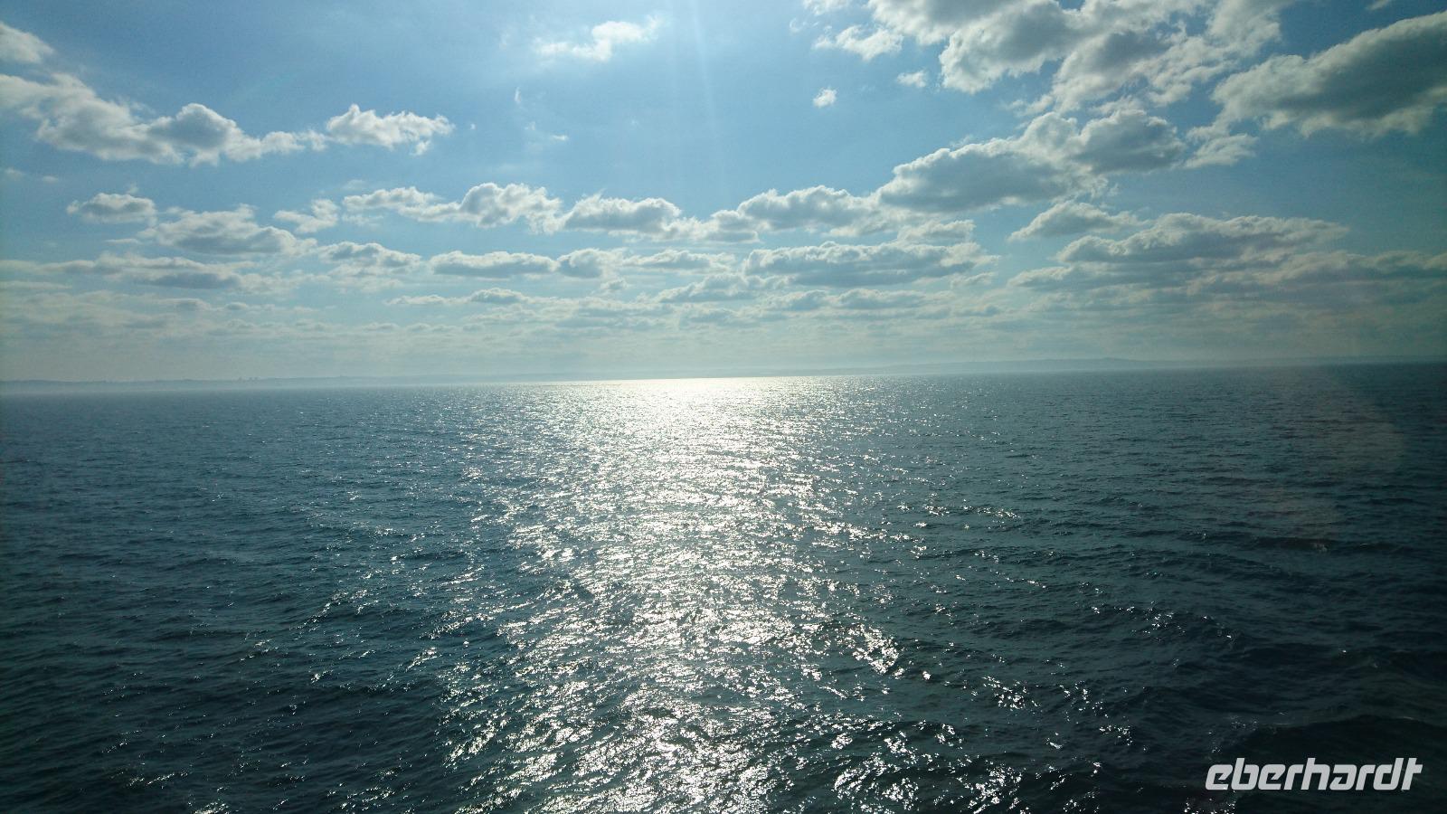 Sonne, Wolken, Himmel, Meer nach dem Ablegen in Newcastle