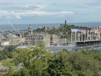 Edinburg - Blick zum Carlton Hill und Balmoral Hotel