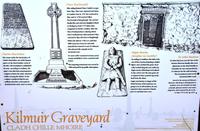 128 Isle of Skye, Erklärungstafel auf dem Kilmuir Friedhof