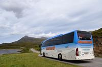 232 Nordwest- Highlands, unser Reisebus am Loch Assynt