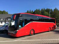 Fast wie eine Feuerwehr - unser Bus, gesteuert von Chauffeur Roy Setzkorn