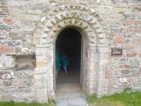 Iona - Eingang zur ältesten Kapelle mit romanischem Zackenfries