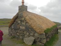 typisches Hebriden-Cottage in der Siedlung An Gearannan auf Lewis