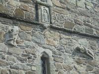 Teufelsdarstellungen am Kirchturm von St. Clement in Roghadal auf Harris