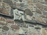 Teufelsdarstellungen am Kirchturm von St. Clement in Roghadal auf Harris