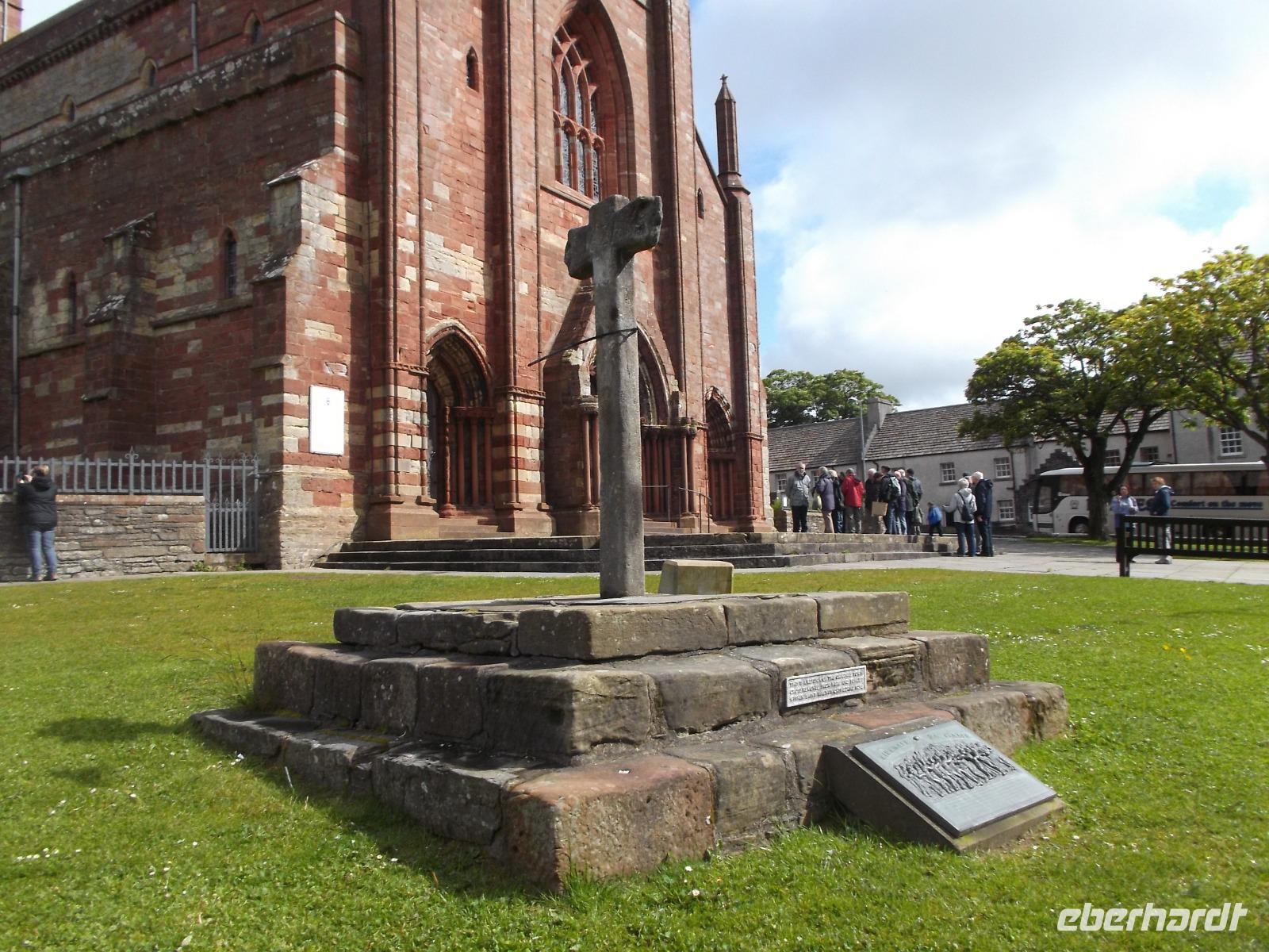 Kirkwall, St. Magnus-Kathedrale mit altem Marktkreuz