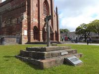 Kirkwall, St. Magnus-Kathedrale mit altem Marktkreuz