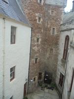 Dunrobin Castle, Innenhof mit ursprünglichem Burgturm