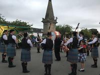 sonnabendlicher Aufmarsch der Dudelsackkapelle in Beauly