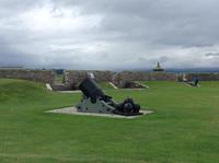 Festungsmauern und alte Geschütze