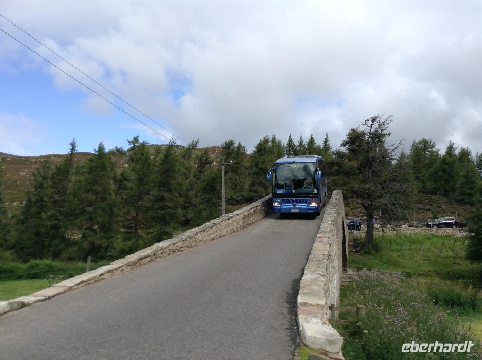 unser Bus über eine schmale Steinbrücke