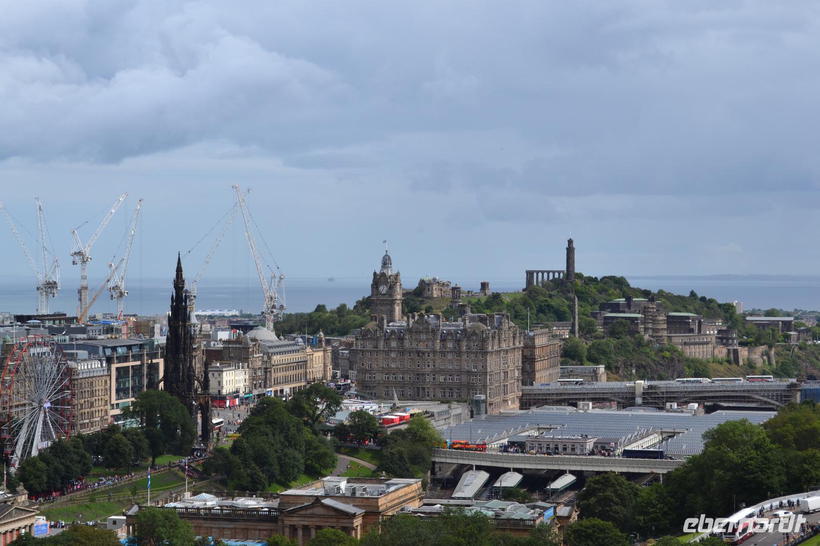 Stadtrundfahrt in Edinburgh - Blick vom Castle zum Calton Hill