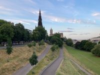 9. Reisetag – Abendspaziergang durch Edinburgh – Blick zum Scott Monument und Hotel Balmoral