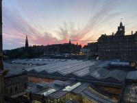 9. Reisetag – Abendspaziergang durch Edinburgh – Sonnenuntergang über der Neustadt und der Waverley Station